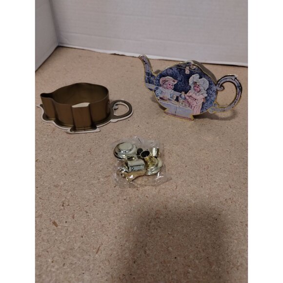 B Shackman 1982 Miniature Teapot-Shaped Tea Set Container With Accessories For D - Picture 3 of 5